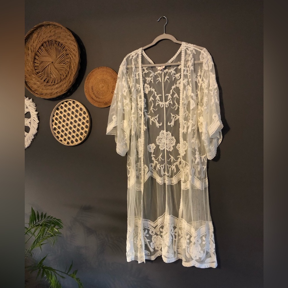Creamy white Dizzy Gal kimono